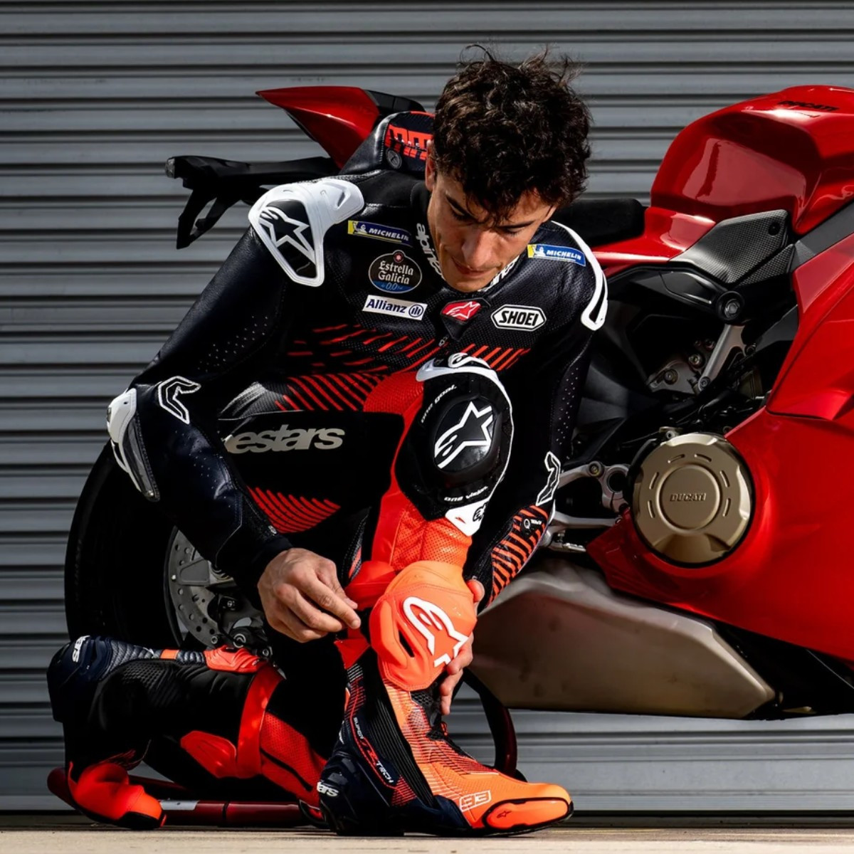 Bottes moto racing SUPERTECH R MARC MARQUEZ 93 R04 VENTED ALPINESTARS ROUGE BLEU Motoshopping